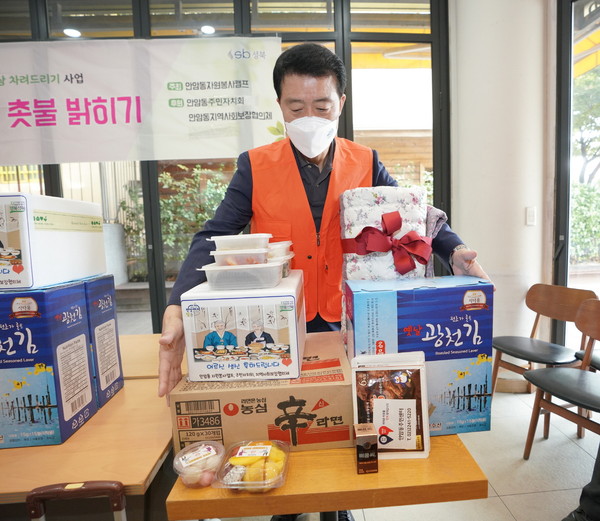 ▲ 마련된 어르신 생신선물과 기념사진 촬영하는 이승로 구청장.