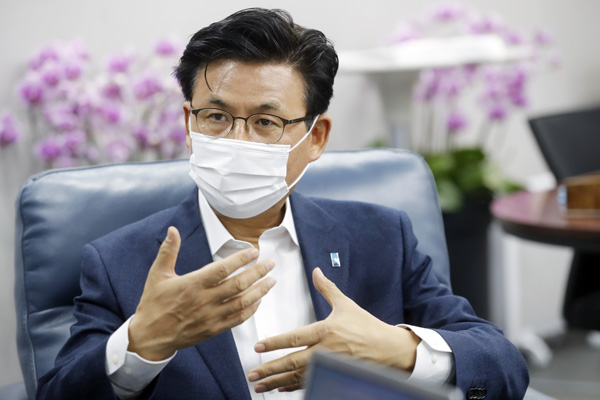 ▲골목형 상점가 지정 조례 개정으로 골목상권 활성화 지원에 나선 박성수 송파구청장.
