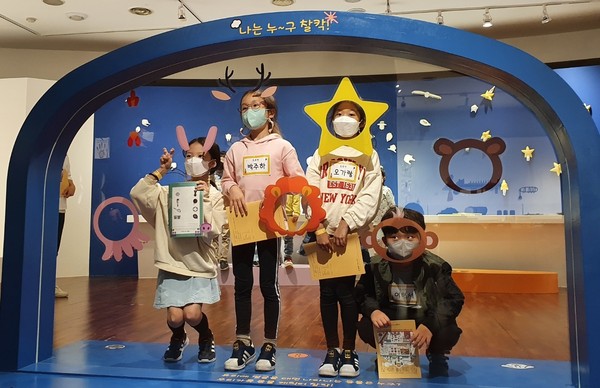 ▲ 프로그램에 참가한 아이들이 포즈를 취하는 모습.