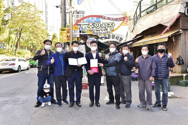 ▲ 오목교중앙시장 상인회로부터 감사패 전달받은 유영주 의원.