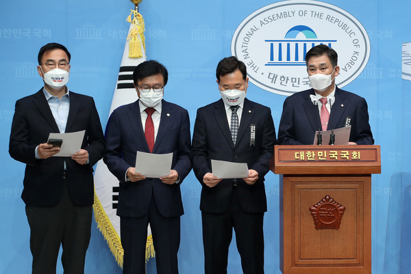 ▲ 국민의힘 대선 주자에게 원팀 경선 촉구하는 국민의힘 초선 의원들. /뉴시스