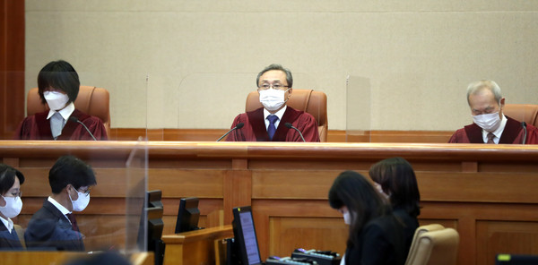 ▲ 유남석 헌법재판소장을 비롯한 재판관들이 28일 오후 서울 종로구 헌법재판소 대심판정에서 '임성근 전 부산고법 부장판사의 탄핵소추 사건' 선고를 위해 자리에 앉아 있다. /뉴시스
