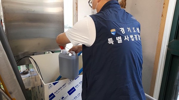 ▲ 무단방류 폐수 시료채취 모습.