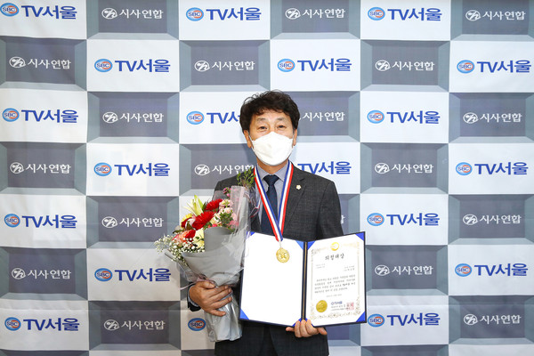 ▲ 금천구의회 백승권 의장이 28일 영등포아트홀 대공연장에서 열린 TV서울 개국 제8주년 기념식에서 기초의원 부분 의정대상을 수상했다.