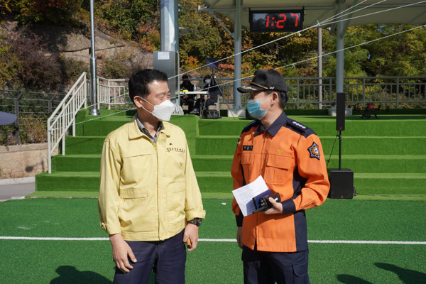 ▲ 재난대응 훈련 참석해 소방서 관계자와 대화하는 이승로 성북구청장.