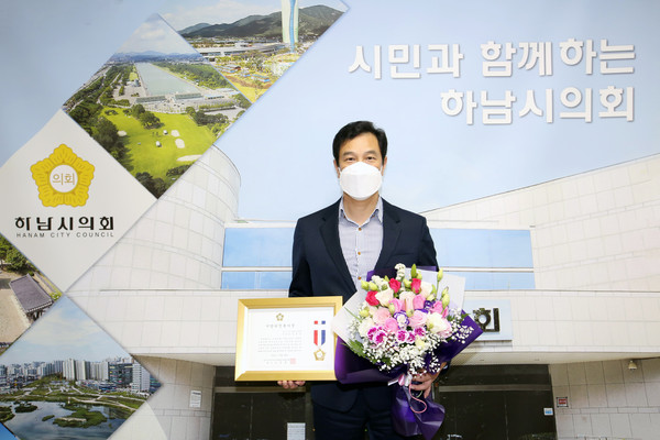 ▲ 전국시군자치구의회의장협의회가 주관하는 ‘지방의정봉사상’을 수상한 강성삼 부의장.
