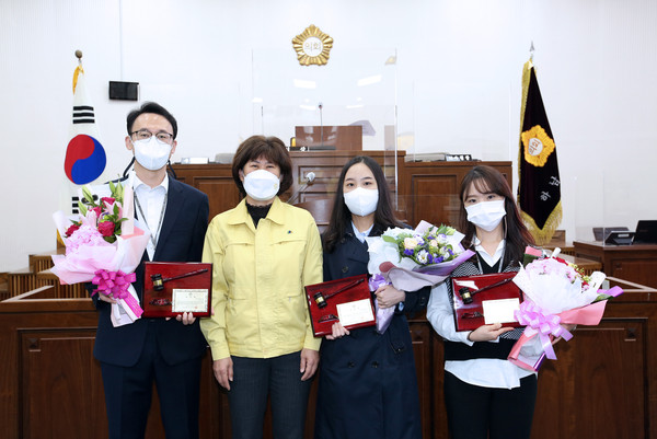 ▲ 2일 열린 ‘2021년 4분기 우수공무원’ 표창 후 방미숙 의장이 수상 공무원과 함께 기념사진을 찍고 있다.