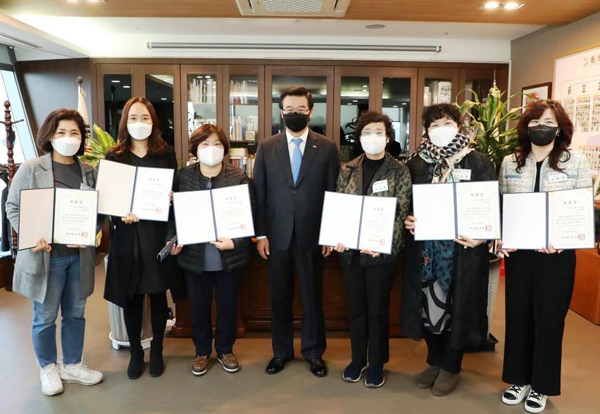 ▲ 참여자들과 단체사진 찍는 성장현 구청장(가운데).