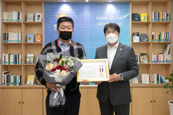 ▲ 왼쪽부터 정재현 의원, 강병일 의장.