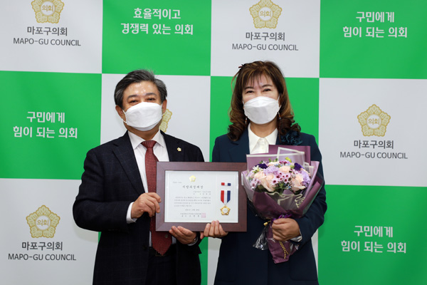 ▲ 수상 기념촬영하는 강명숙 의원.