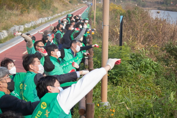 심곡천에 EM흙공 던져···‘깨끗한 하천 되길’