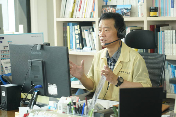 ▲ 지난 7월 온라인 주민자치학교에서 주민들에게 인사하는 이승로 성북구청장.