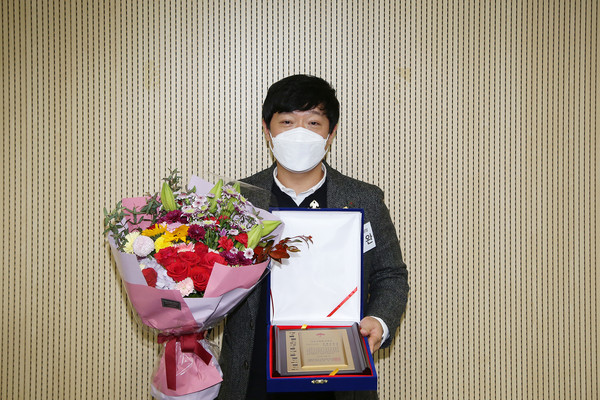 ▲ 금천구의회 김경완 의회운영위원장이 ‘제12회 서울사회복지대상’시상식에서 대회장상을 수상했다.