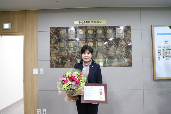 ▲ 용산구의회 고진숙 의원, 서울시구의회의장협의회 지방의정대상 수상 모습.