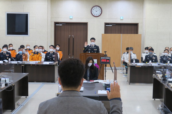 ▲ 광명소방서 2021년 경기도의회 안전행정위원회 행정사무감사에서 최준서장이 증인선서를 하고 있다.