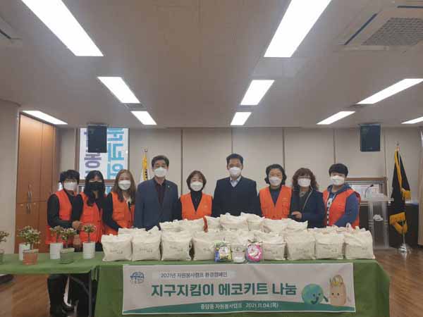 ▲ 자원봉사캠프 전달식.