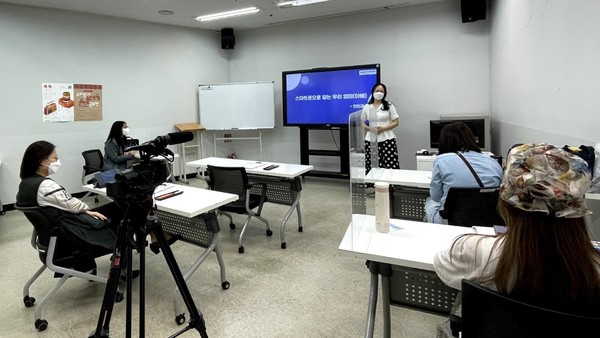 ▲ 미디어교강사 양성과정(성장형) 참여자가 강의시연을 하고 있다.