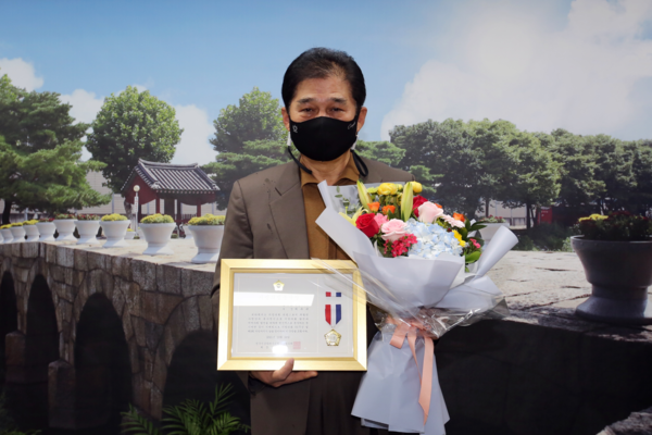 ▲ ‘지방의정봉사상’ 수상한 최우규 의장.
