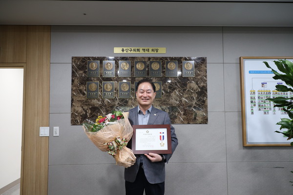 ▲ 용산구의회 김철식 의원 '서울시구의회의장협의회 지방의정대상' 수상.