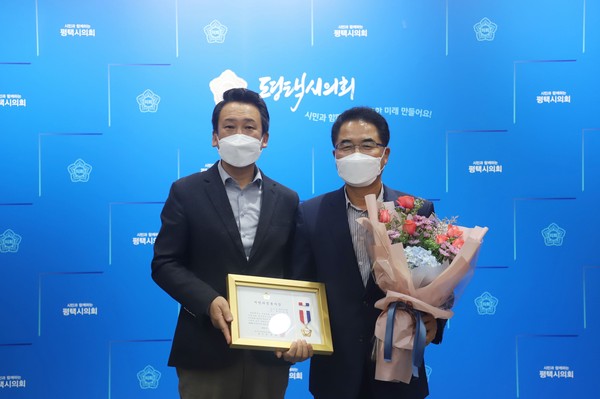 ▲ 평택시의회 김승겸 의원 '지방의정 봉사상' 수상 기념사진.