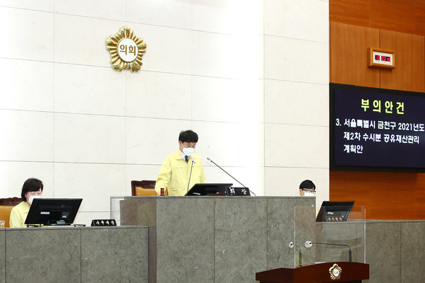 ▲ 지난 6월 진행된 금천구의회 제229회 정례회 제5차 본회의에서 백승권 의장이 부의 안건을 의결하고 있다.