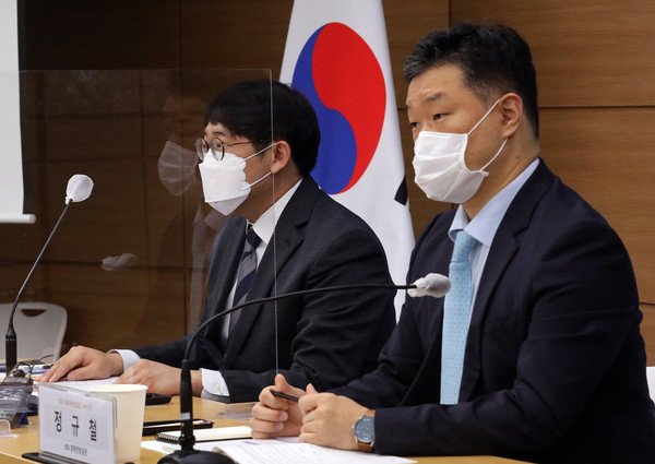 ▲ 한국개발연구원 정규철 경제전망실장과 허진욱 전망총괄. /뉴시스