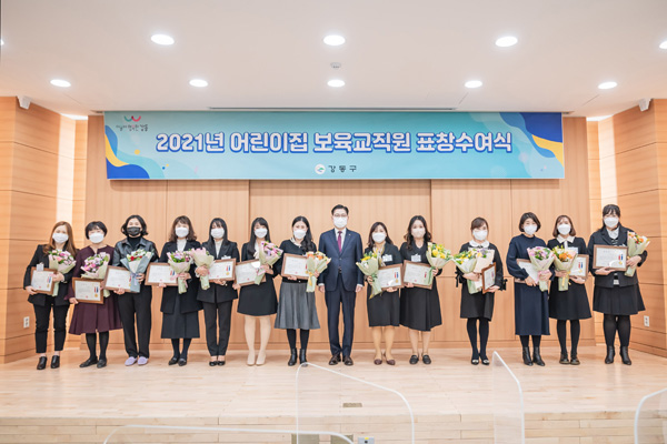 ▲ 표창 수여식 기념촬영하는 이정훈 강동구청장(가운데).
