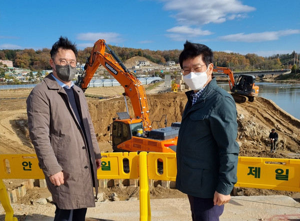 ▲ 송미찬 위원장, 소 교량 설치 현장 방문 모습.