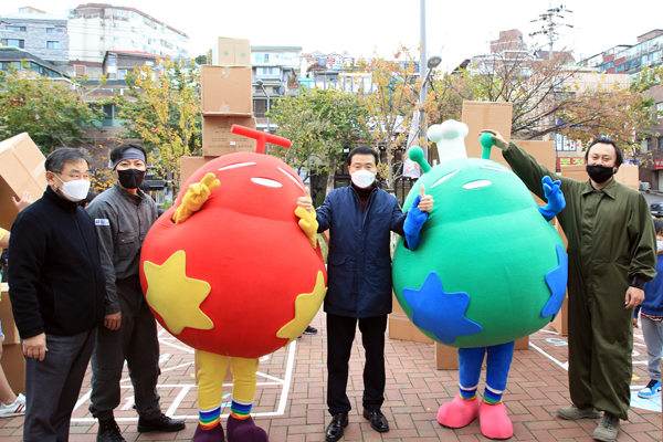 ▲ 이승로 성북구청장이 누리마실 축제 마스코트 누리, 마실과 함께 기념사진을 찍고 있다.