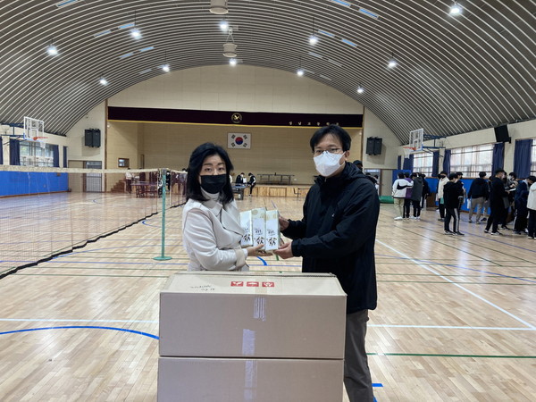 ▲ 수능 맞이 응원 선물 전달 모습.