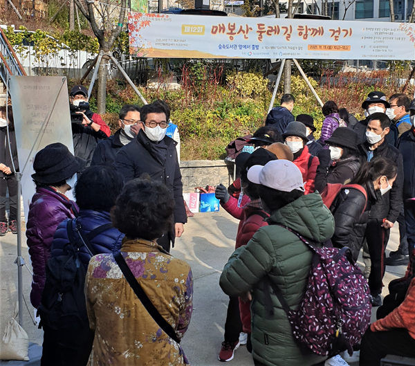 ▲ 매봉산 둘레길 함께 행사에 주민들과 만나 이야기를 나누는 정원오 성동구청장.
