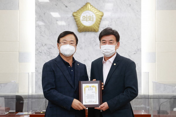 ▲ 경기 광주시의회 방세환 의원, 경우회로부터 감사패 수상 기념사진.