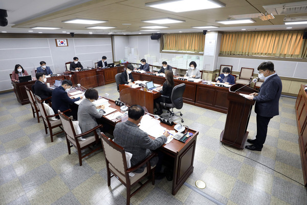 ▲ 수원시의회 기획경제위원회, 소관부서 행정사무감사 진행 모습.