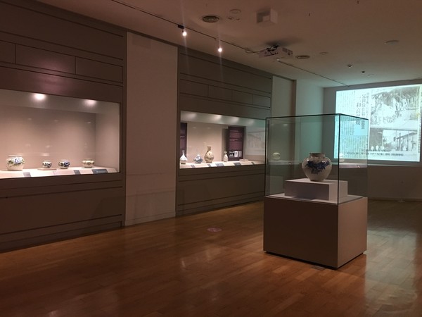 ▲ 경기도자박물관 근현대전통도자 상설전시.
