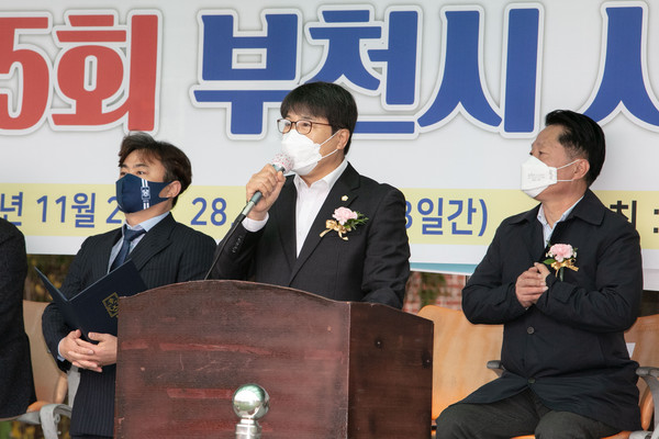 ▲ 2021년 부천시장기 축구대회 참석해 관계자 격려하는 강병일 의장.