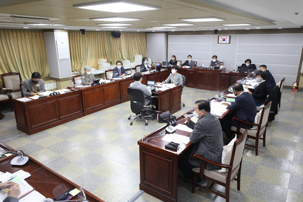 ▲ 수원시의회 도시환경위원회, 팔달구청·권선구청 소관업무 행정사무감사 실시 모습.