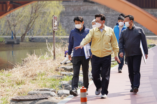 ▲ 유덕열 동대문구청장이 성북천 일대를 걸으며 안전점검을 하고 있다.