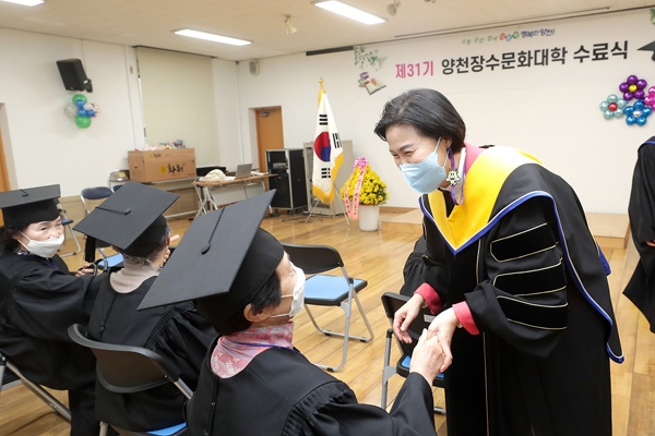 ▲ 제31기 양천장수문화대학 신정6동 수료식 참석한 김수영 구청장(오른쪽).