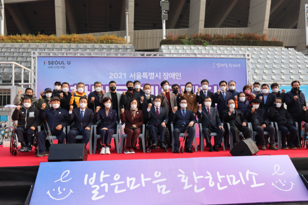 ▲ 기념사진을 찍고 있는 이영실 위원장.