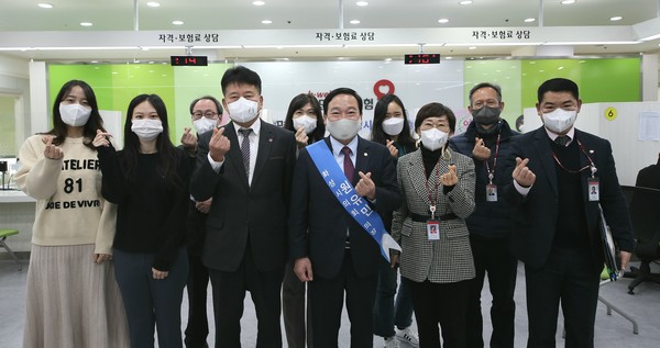 ▲ 국민건강보험공단 일일명예지사장 체험한 화성시의회 의장.