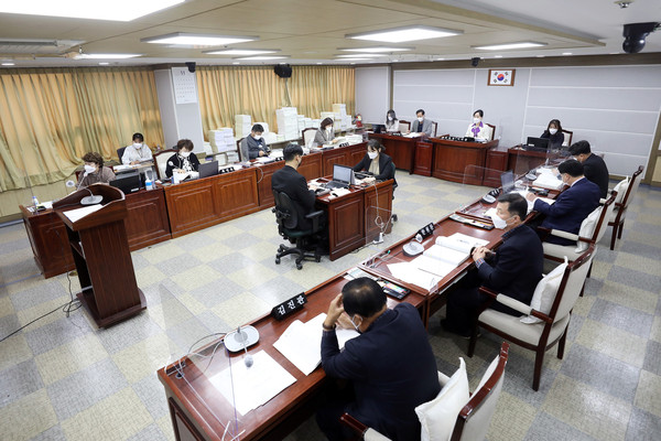 ▲ 수원시의회 복지안전위, 소관부서 행정사무감사 진행 모습.