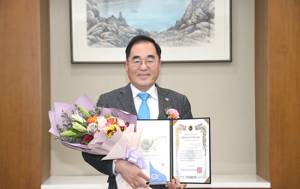▲ 2021 대한민국소비자브랜드대상 수상한 윤창근 의장.