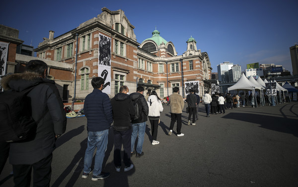 ▲ 서울 중구 서울역광장에 설치된 코로나19 임시선별검사소를 찾은 시민들이 검사를 받기 위해 줄 서 있다. /뉴시스