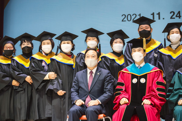 ▲ 그린농업기술대학(원) 졸업식 참석한 원유민 의장.