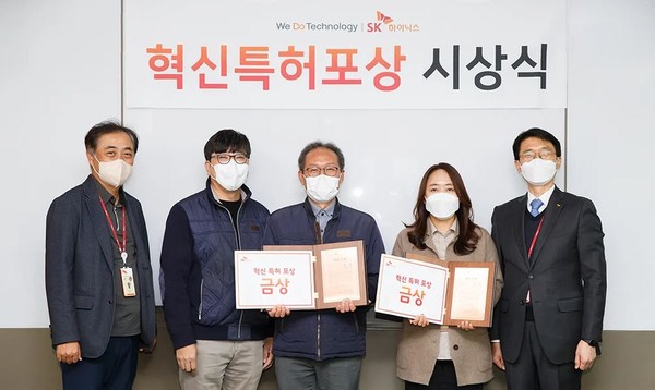 ▲ (왼쪽부터)SK하이닉스 특허담당 민경현 부사장, DRAM개발담당 차선용 부사장, DRAM개발 이강설 TL, 김용미 TL, 지속경영담당 김윤욱 부사장.