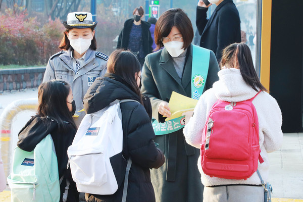 ▲ 김보라 시장, 공도읍 만정초등학교 방문해 어린이 보호구역 교통안전 캠페인 전개.