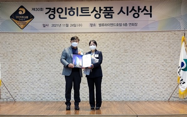 ▲ 배상록 경인일보 대표이사 사장(왼쪽)이 부천시(오른쪽)에 인증서를 전달한 모습.