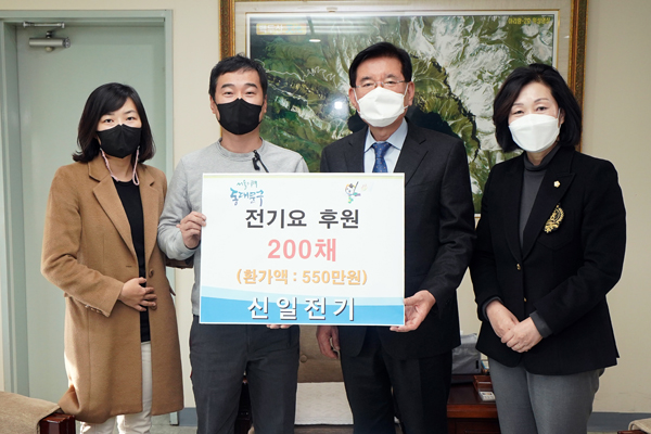 ▲ 오른쪽부터 전기요 전달식 기념촬영하는 이의안 구의원, 유덕열 동대문구청장, 신일전기 곽상진 대표.