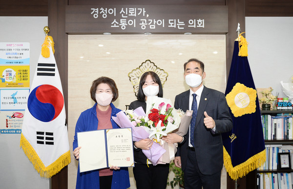 ▲ 좌부터 한양수 파주시의장, 김효진 주무관, 최유각 파주시의원.