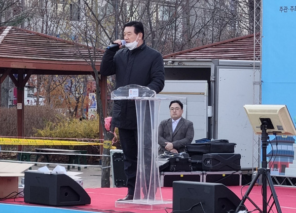 ▲ 제2회 세계 속의 강남개포시장 페스티벌 참석해 축사 전하는 최영주 의원.